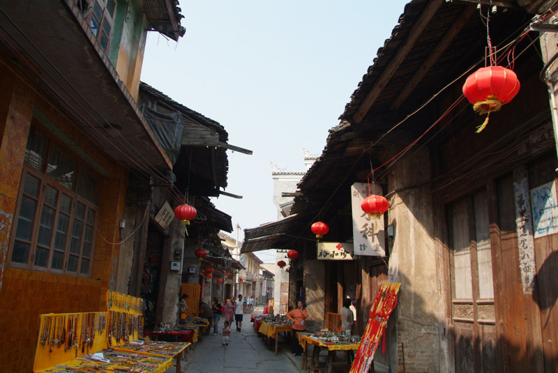 病患者、孕妇及行动不便者预订提示 1.为了确保旅游顺利出行,防止旅途中发生人身意外伤害事故,请旅游者在出行前做一次必要的身体检查,如存在下列情况,因服务能力所限无法接待: (1)传染性疾病患者,如传染性肝炎、活动期肺结核、伤寒等传染病人; (2)心血管疾病患者,如严重高血压、心功能不全、心肌缺氧、心肌梗塞等病人; (3)脑血管疾病患者,如脑栓塞、脑出血、脑肿瘤等病人; (4)呼吸系统疾病患者,如肺气肿、肺心病等病人; (5)精神病患者,如癫痫及各种精神病人; (6)严重贫血病患者,如血红蛋白量水平在50克
