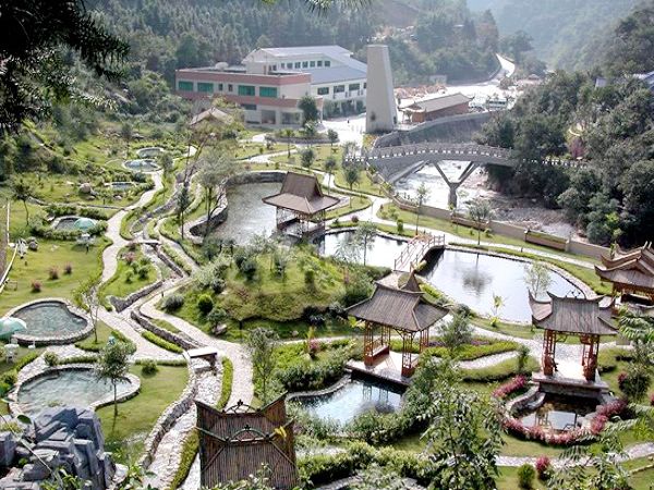 天泉温泉座落于广东第一峰旅游风景区天泉度假