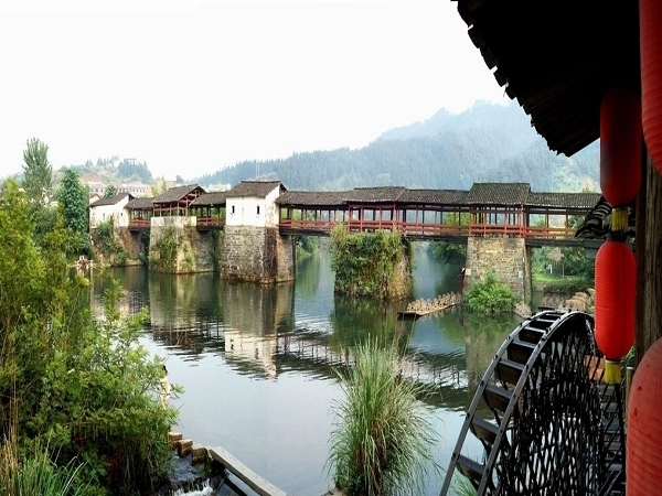 景区简介  彩虹桥  彩虹桥是中国古代廊桥史上的绝版:历史最长,建于