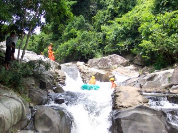 响水河漂流的河水源于罗浮山山脉,集雨面积30多平方公里,高山流水