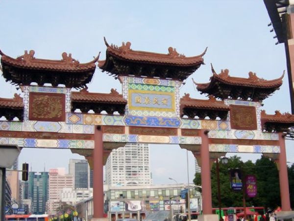 明洪武四年(1年),明太祖朱元璋下旨,敕造宁波府城隍庙,建成后屡遭