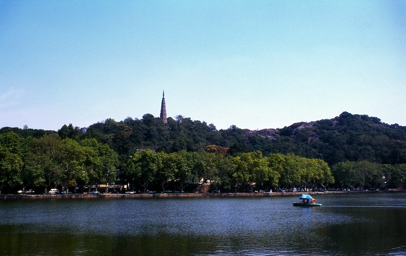 景点 杭州宝石山 宝石山位于西湖之北,与葛岭一起成为西湖的北屏.