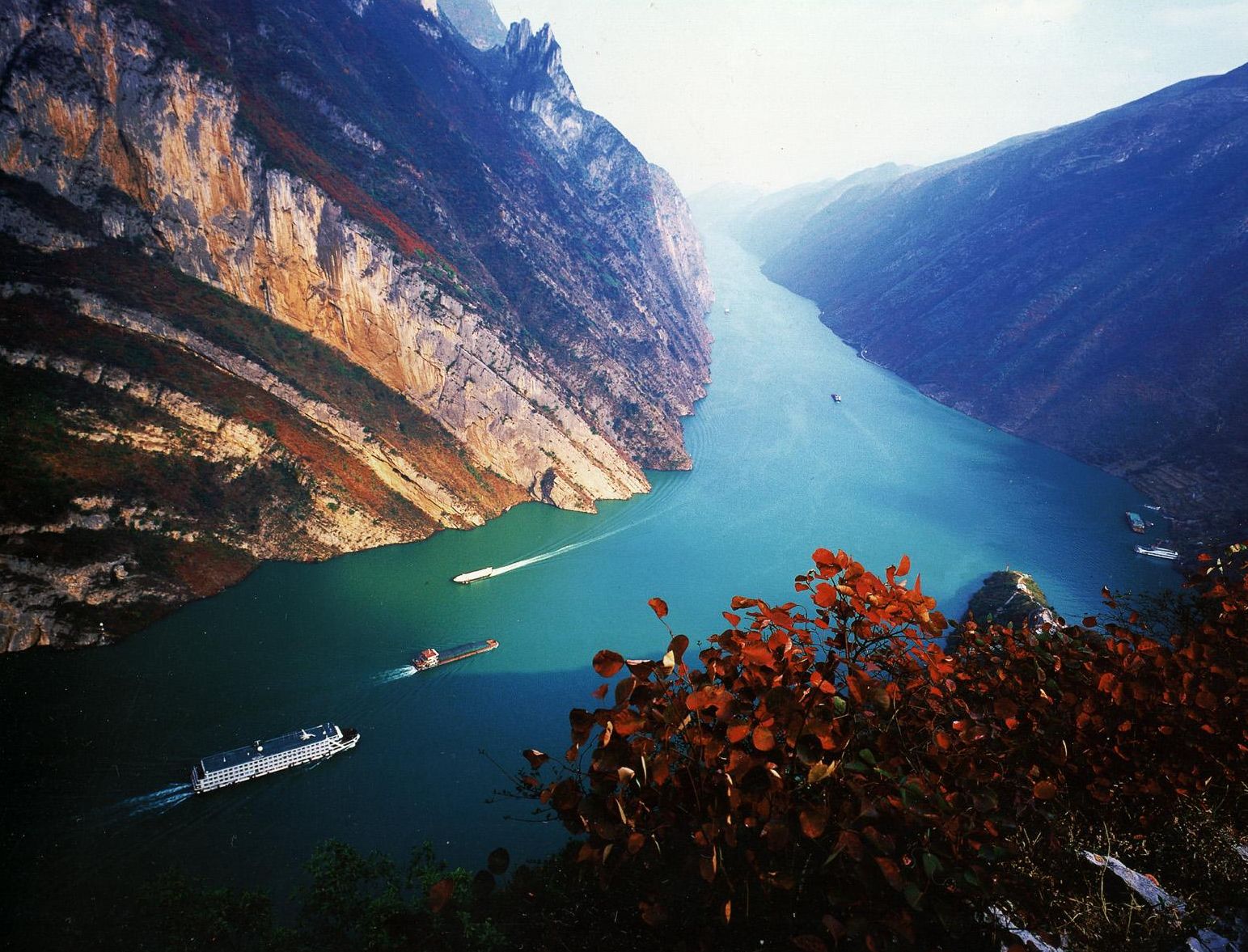 景点介绍: 西陵峡 西陵峡因宜昌市的西陵山而得名,西起巴东官渡口,东