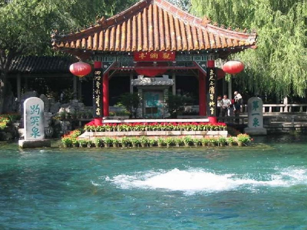 大明湖 趵突泉:被誉为"天下第一泉",是泉城济南的象征与标志,与千佛山