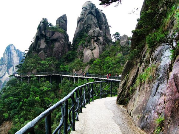西海岸位于三清山的西部,是三清山最为开阔的景区,平均海拔1600米。三清山曾经三次被海水淹没,西海岸就是当年的海岸线。景区南起浏霞台过后50米的 叉路口,北至三清宫景区的涵星池,游线大约4公里 ,游步道由一条全国最高、最长的高山栈道构成,西海岸有四大奇观:高空栈道、云海、大峡谷、古树名木群。漫步在海拔1660多米的高空栈道上,一边是悬崖 绝壁,一边是幽深的峡谷,远处是连绵群山,这种体验不容错过;西海岸的云海尤其壮观。除了普通的云海,还有轰鸣的响云、汹涌的瀑布云等;当你站在 栈道上俯瞰大峡谷,也是一种