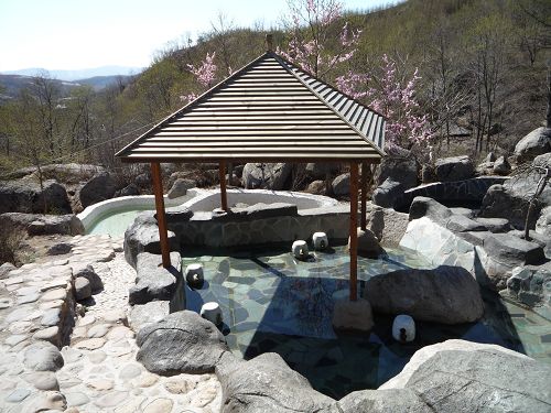 景点介绍 歇马山庄日式露天温泉   大连歇马山庄温泉位于庄河之北25