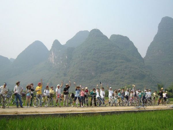 骑车游览阳朔著名的高田风光【十里画廊景区】,沿路奇峰美景,田园景色