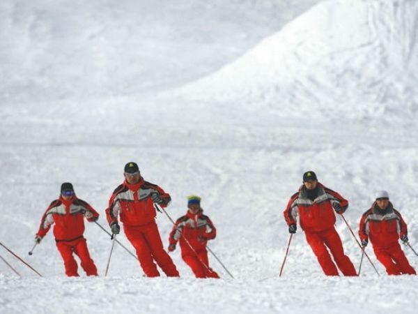 六盘水玉舍雪山滑雪场,成都西岭雪山滑雪场,绍兴乔波冰雪世界.