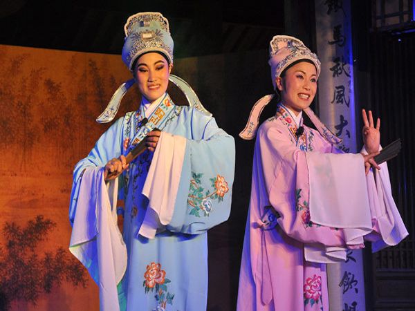 景点 古典夜游赏梅品茗 《沈园之夜》是目前绍兴唯一的夜游景点,有"