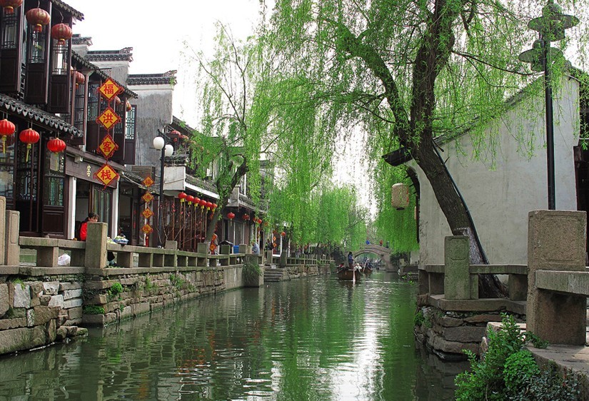 景点 周庄 始建于1086年的古镇周庄,是隶属于江苏省昆山市和上海交界