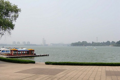 景区简介   玄武湖 玄武湖公园位于南京城中,钟山脚下的国家级风景区