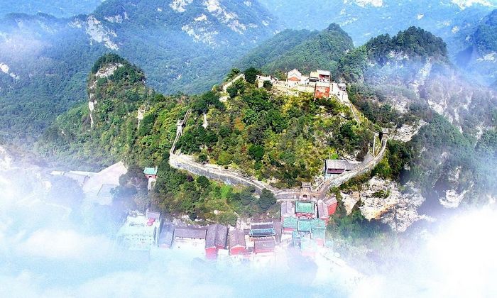景点简介金顶(费用需自理) 武当山金顶:在金殿前,极目四方,武当山