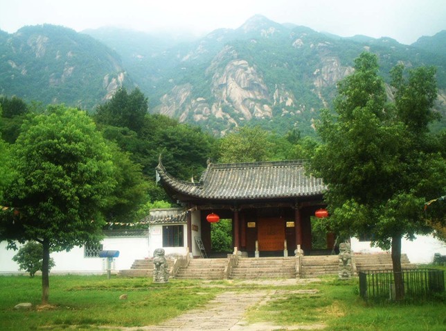 景点  九子岩风景区 九子岩景区集自然风景和佛教文化于一体,是整个