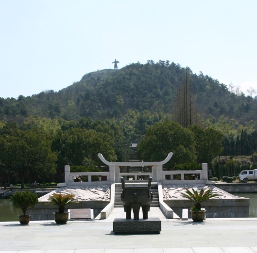 景点大禹陵景区 大禹陵景区位于绍兴城东南会稽山麓,因大禹死后葬此