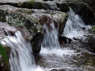 景区简介 山沟沟风景区  杭州山沟沟风景名胜区地处杭州西北四十公里