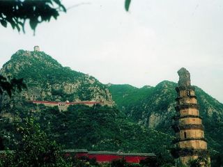 始凿于北齐年间(550—577年)的【北响堂山石窟风景区】(门票已含,游览