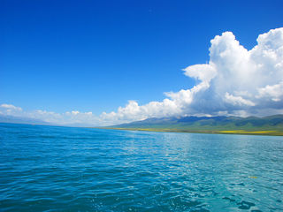 景点介绍 青海湖:又名"库库淖尔",即蒙语"青色的海"之意.