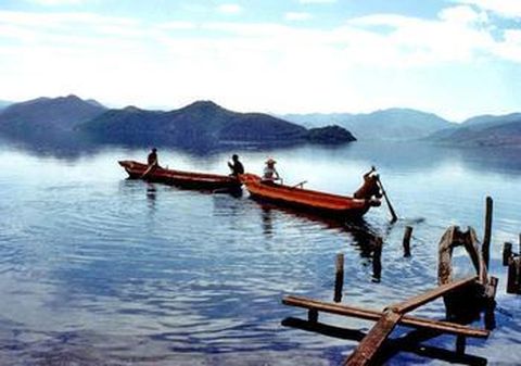 <泸沽湖-丽江-拉市海6日游>宿古城客栈，猪槽船游湖，当地游