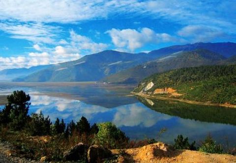 <香格里拉-昆大丽三飞8日游>跟团，昆明直飞丽江，节约8小时车程