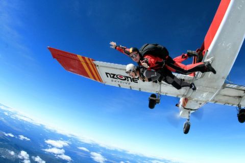 高空跳伞游 看美景 亲身经历飞一样的感觉(当地