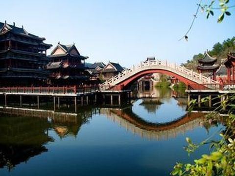 <横店全景-梦幻谷狂欢2日游>含5大景点联票，送2正餐，特价老年班