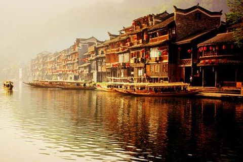 <武汉-凤凰古城-贵州梵净山4日游>国庆期间9月28日至10月7日，不含武汉/长沙往返火车票