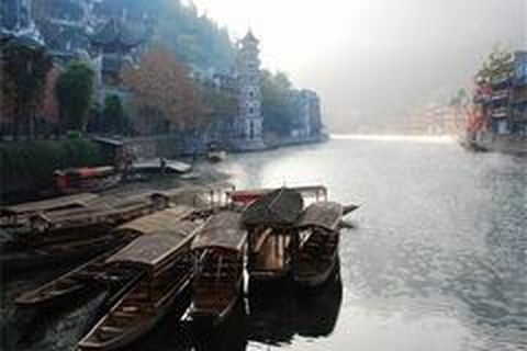 <张家界-天子山-杨家界-凤凰双飞5日游>暑期特惠，特色民宿，赠送广场接机