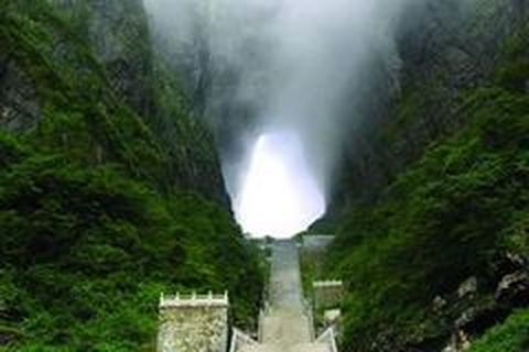 <张家界-黄龙洞-天门仙山3日游>天门山玻璃栈道