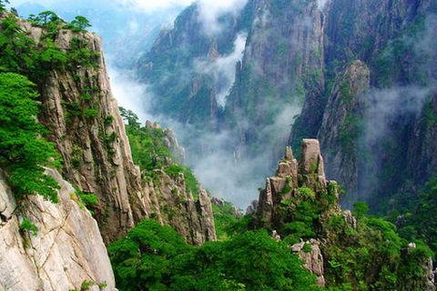 <黄山-西海大峡谷-宏村3日游>山上指定4-6人间赠2早1晚，全程保证2成空座率，赠市区特色餐送徽韵