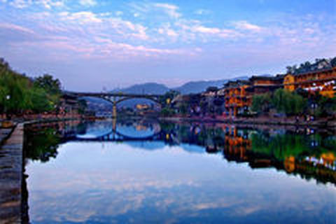 <张家界-凤凰-宝峰湖-天门山-玻璃栈道5日游>精选五钻住宿，凤凰2晚，享古城魅力（当地游）