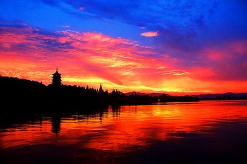 <杭州西湖-雷峰塔-灵隐飞来峰1日游游>船游西湖、登塔饱览杭城醉美秋色，一人成团