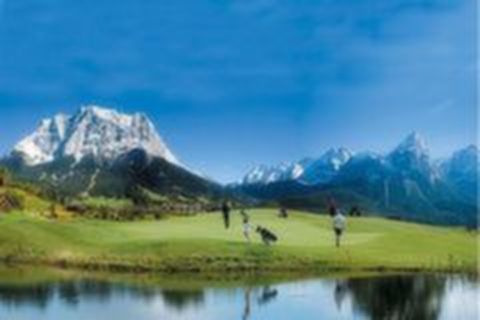 <德国11日游>全程四星，新天鹅堡 维尔茨堡 双堡体验，楚格峰体验齿轨火车和冰川号缆车，壁画小镇，什未林宫殿，无忧宫