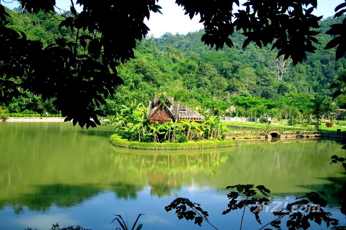 【呀諾達雨林文化旅遊區】它是是中國唯一地處北緯18度的真正熱帶雨林