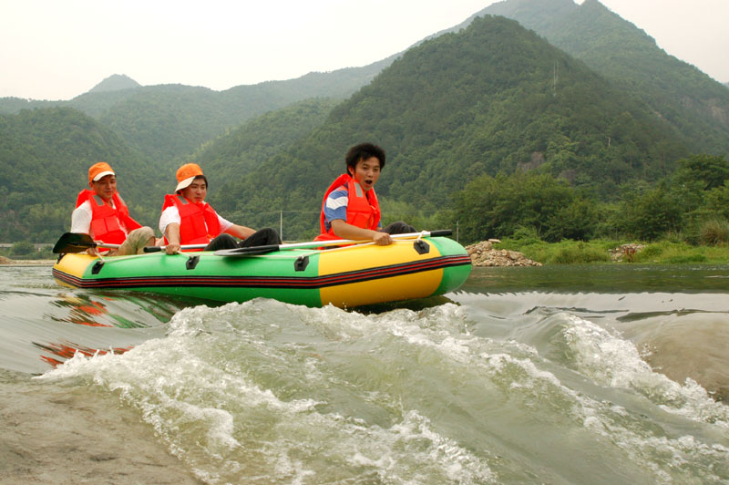 景点雁苍山漂流 雁苍山漂流位于宁海县雁苍山风景区,距以峡谷溪流