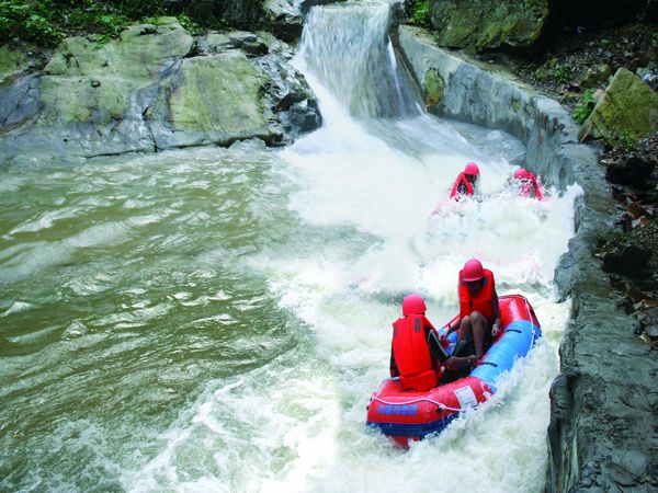 景點 山澗激情漂流 山澗激情漂流(可接納5000人/日),漂流河道全長約4.